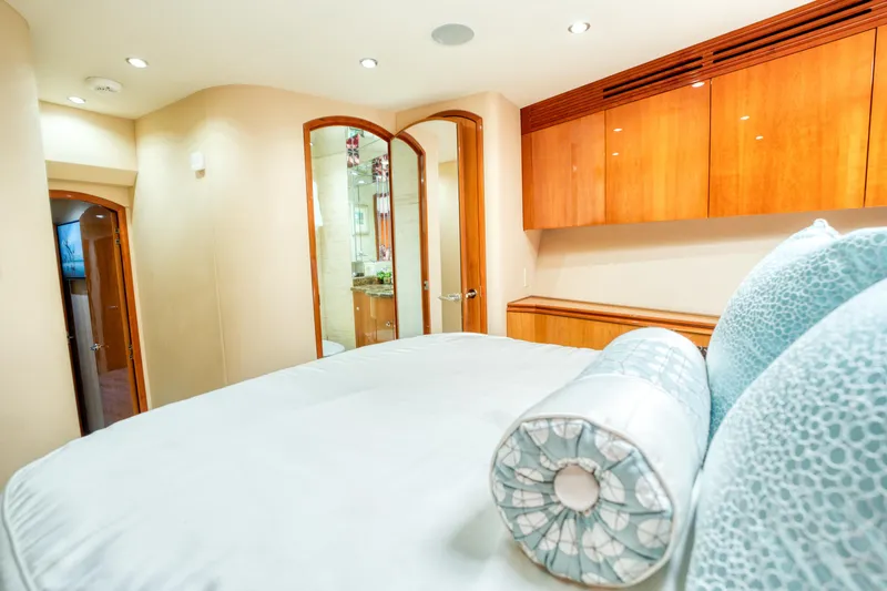 Majestik Yacht Photos Pics Luxurious bedroom interior on 2007 Hatteras 80 Enclosed Bridge yacht.