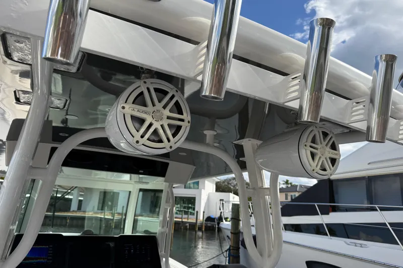 Destroyer Yacht Photos Pics 2018 HCB 39 Speciale boat with JL Audio speakers and rod holders.