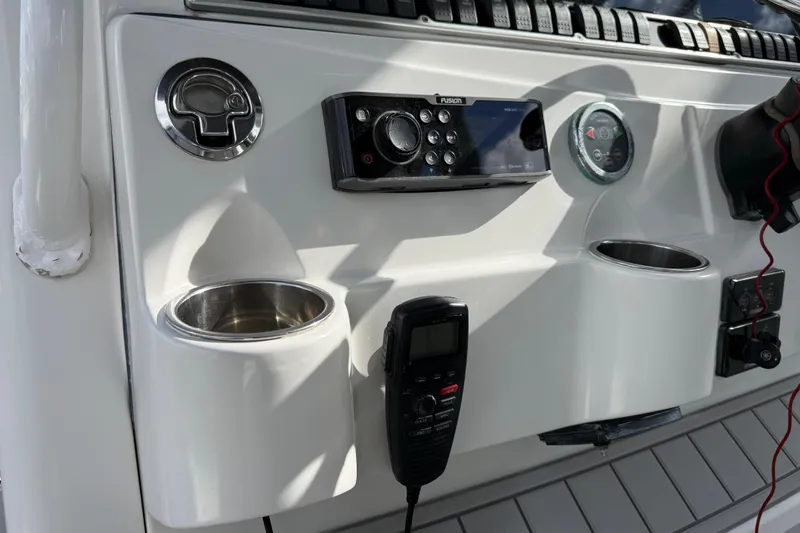 Destroyer Yacht Photos Pics Control panel of 2018 HCB 39 Speciale boat with radio and cup holders.