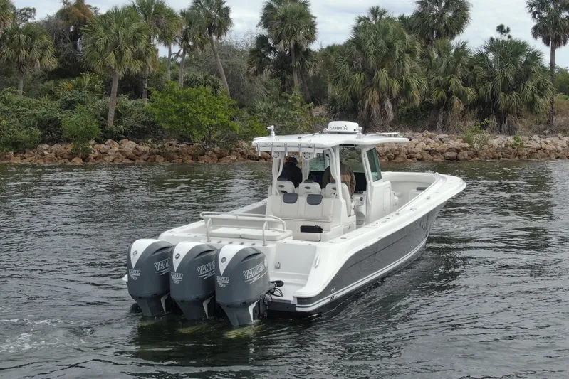 Destroyer Yacht Photos Pics 2018 HCB 39 Speciale boat with triple Yamaha engines on a scenic waterway.