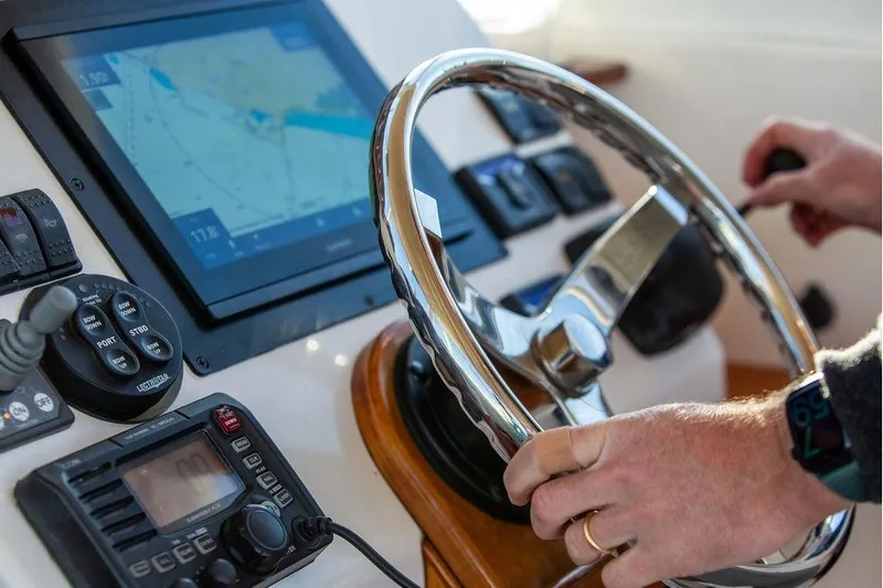 Battendown Yacht Photos Pics Steering wheel and controls of a 2007 Hunt Surfhunter 29 boat cockpit.