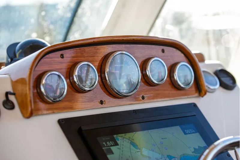 Battendown Yacht Photos Pics Dashboard of 2007 Hunt Surfhunter 29 boat with gauges and navigation screen.