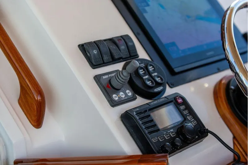 Battendown Yacht Photos Pics Control panel of 2007 Hunt Surfhunter 29 boat with navigation and communication equipment.