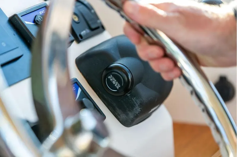 Battendown Yacht Photos Pics Close-up of a 2007 Hunt Surfhunter 29 boat steering wheel and controls.