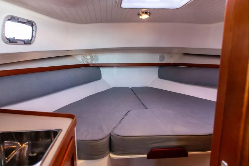 Battendown Yacht Photos Pics 2007 Hunt Surfhunter 29 cabin interior with cozy V-berth and wooden accents.