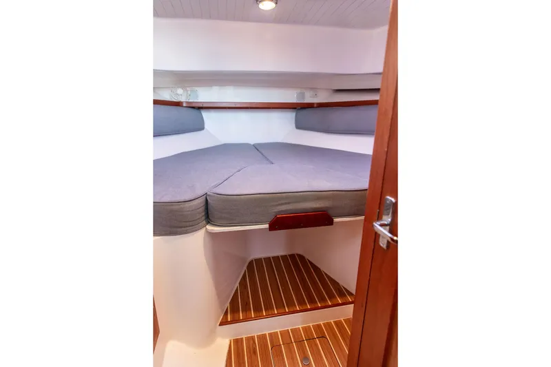 Battendown Yacht Photos Pics 2007 Hunt Surfhunter 29 cabin interior with cozy bed and wooden flooring.