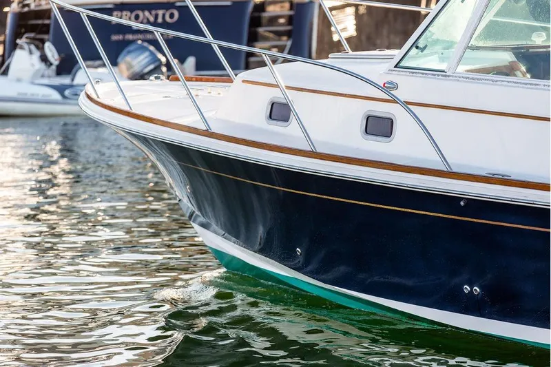 Battendown Yacht Photos Pics 2007 Hunt Surfhunter 29 boat on water, showcasing sleek design and elegant detailing.