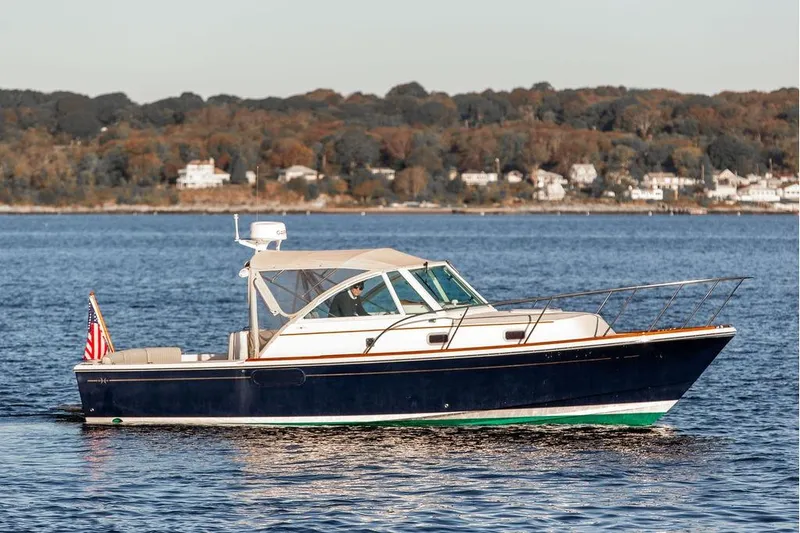 Battendown Yacht Photos Pics 2007 Hunt Surfhunter 29 boat cruising on a calm lake with scenic shoreline.