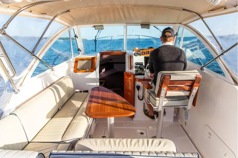 Battendown Yacht Photos Pics Interior of 2007 Hunt Surfhunter 29 boat with seating and steering area.