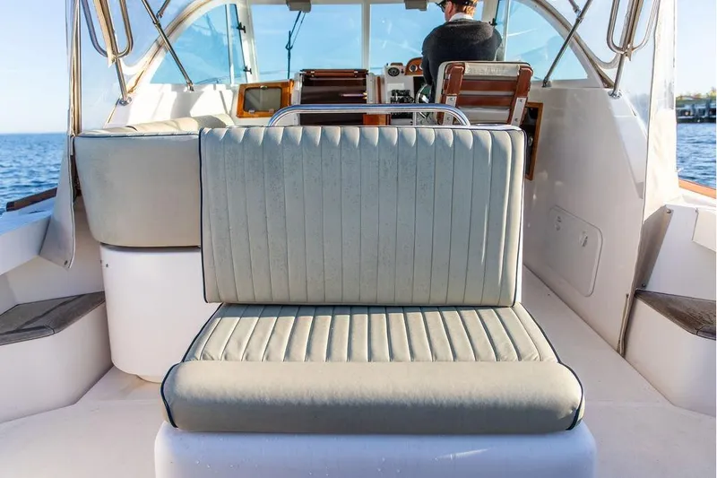 Battendown Yacht Photos Pics 2007 Hunt Surfhunter 29 boat interior with cushioned seating and steering area.