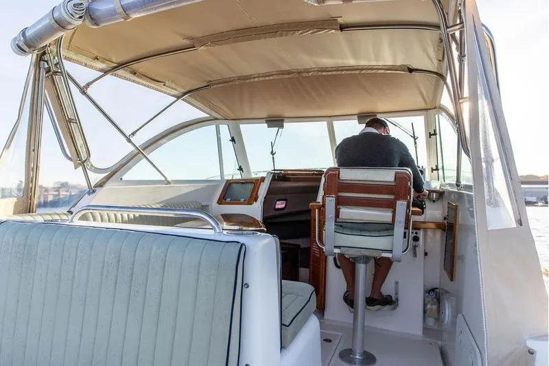 Battendown Yacht Photos Pics 2007 Hunt Surfhunter 29 boat interior with helm station and seating.