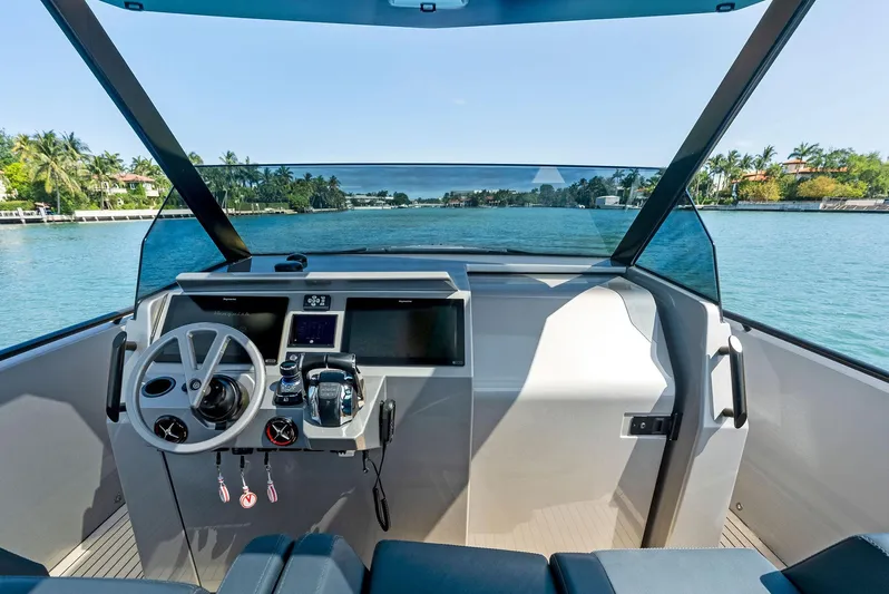 Novice Yacht Photos Pics 