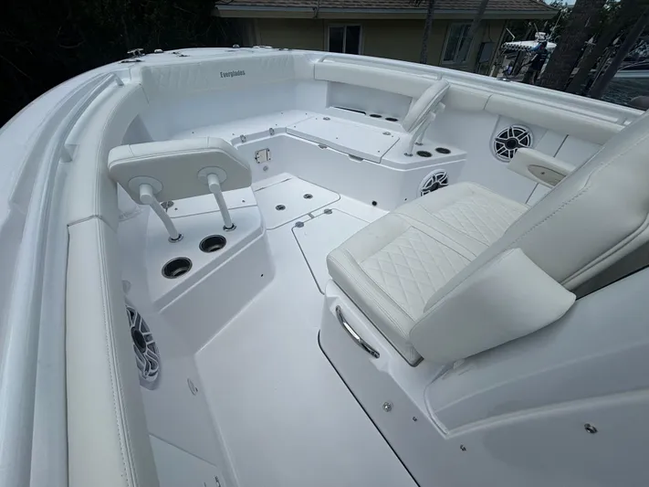  Yacht Photos Pics 2025 EVERGLADES 285 CC - Image 5