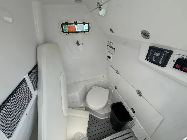  Yacht Photos Pics 2025 EVERGLADES 285 CC - Image 10