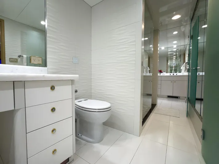 Gale Winds Yacht Photos Pics Master Stateroom En-Suite Port Side Looking to Starboard Side - Gale Winds for sale