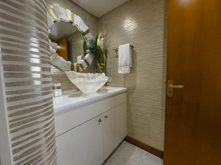 Gale Winds Yacht Photos Pics Main Deck Dayhead - Gale Winds for sale