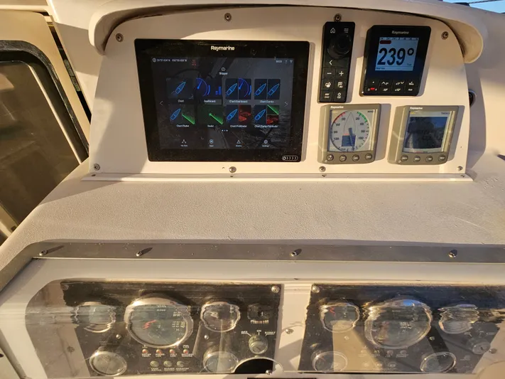 Sandy Pause Yacht Photos Pics Leopard 47 yacht control panel with Raymarine displays, year 2003.