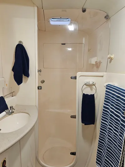 Sandy Pause Yacht Photos Pics Bathroom in a 2003 Leopard 47 yacht.