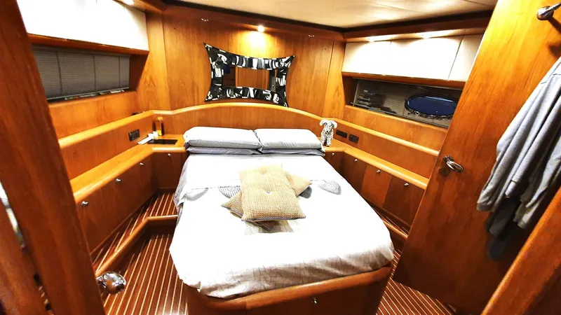  Yacht Photos Pics CABINA ARMATORE