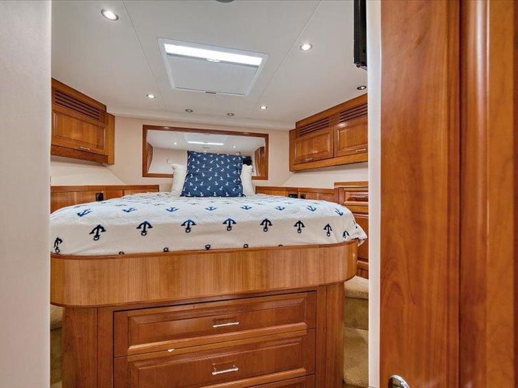 2009-77-hatteras-77-convertible
