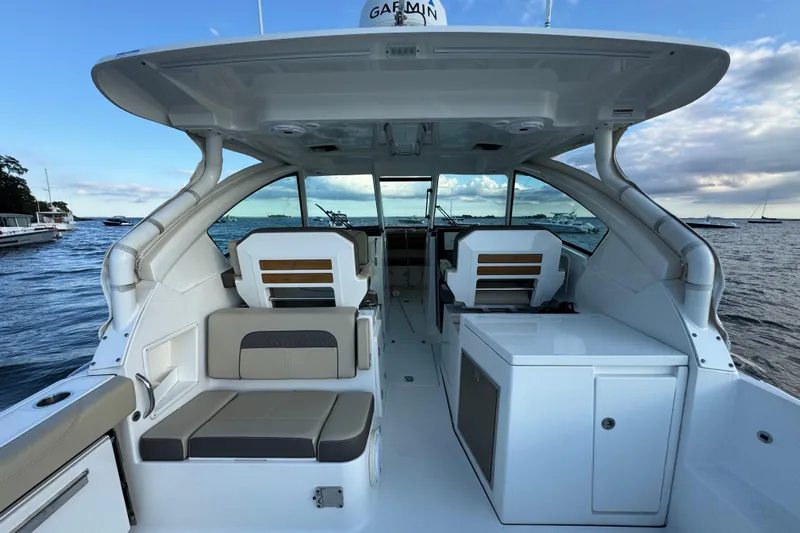  Yacht Photos Pics 2021 Pursuit DC 326 Dual Console boat interior with seating and ocean view.