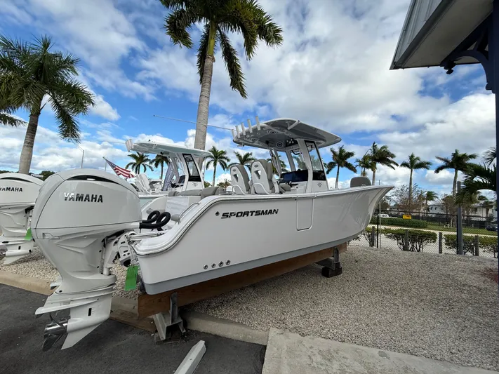  Yacht Photos Pics 2025 SPORTSMAN 261 HERITAGE - Image 1