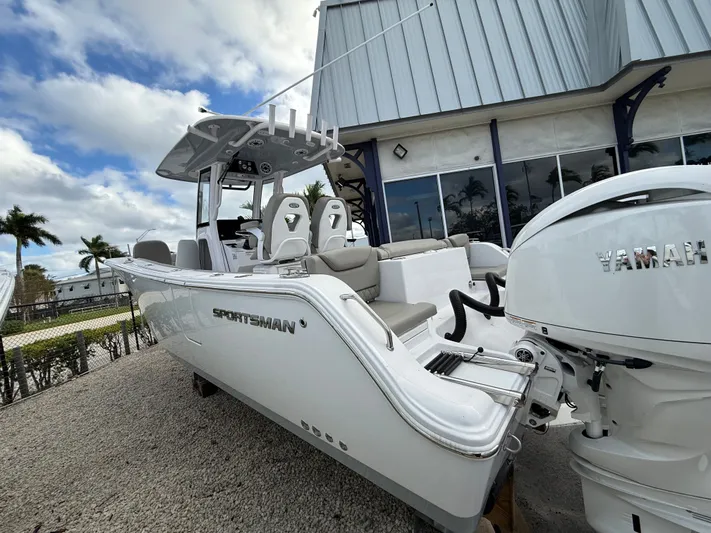  Yacht Photos Pics 2025 SPORTSMAN 261 HERITAGE - Image 2