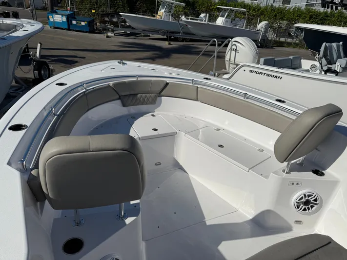  Yacht Photos Pics 2025 SPORTSMAN 261 HERITAGE - Image 8