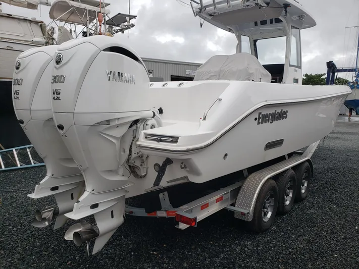  Yacht Photos Pics 2023 Everglades 285CC boat with twin Yamaha V6 engines on a trailer.