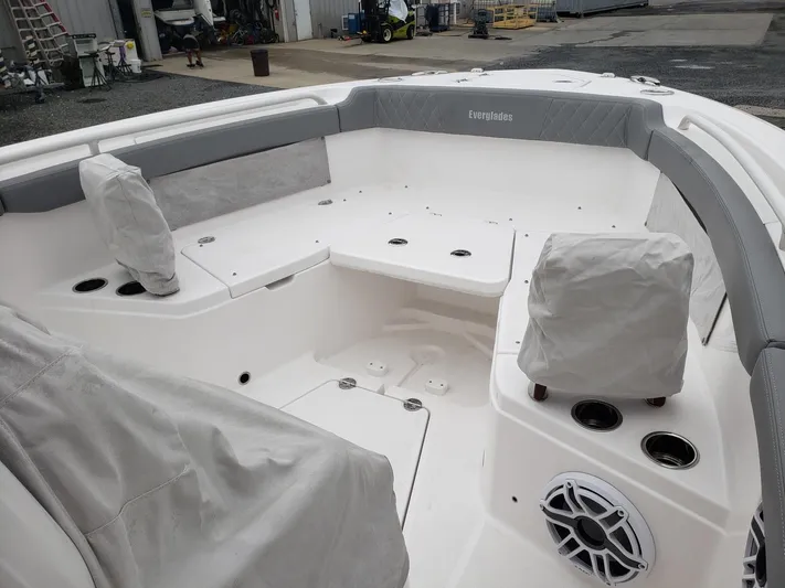  Yacht Photos Pics 2023 Everglades 285CC boat interior with seating, cup holders, and speaker.