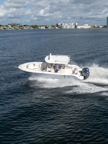 2022 Robalo R302 Center Console