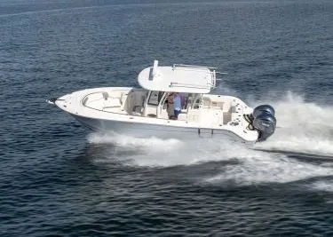 2022 Robalo R302 Center Console