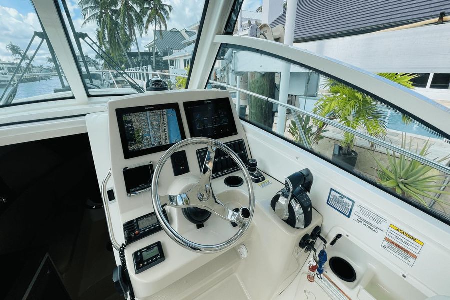 2018 Boston Whaler 285 Conquest