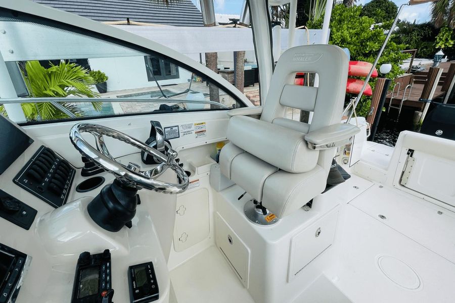 2018 Boston Whaler 285 Conquest