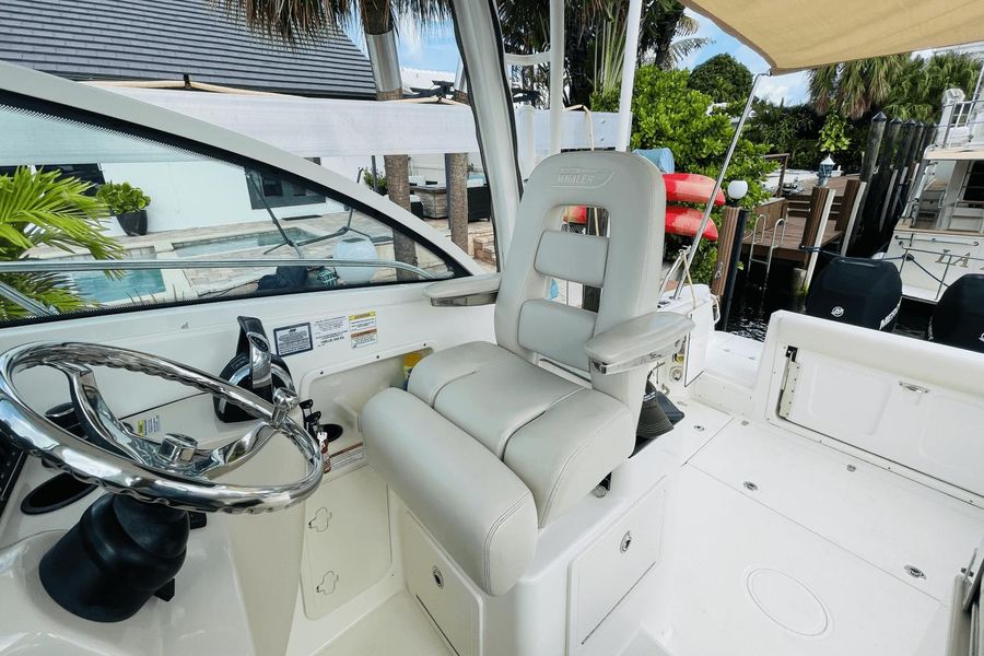 2018 Boston Whaler 285 Conquest