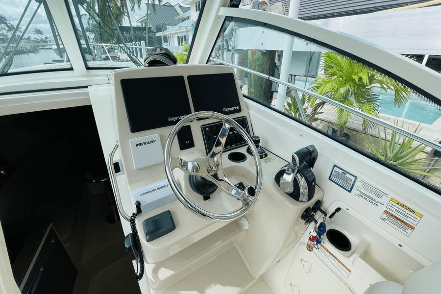 2018 Boston Whaler 285 Conquest