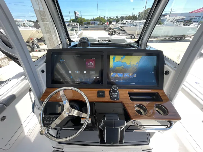  Yacht Photos Pics 2026 EVERGLADES 315 CC - Image 2