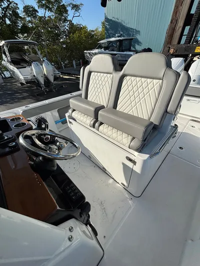  Yacht Photos Pics 2026 EVERGLADES 315 CC - Image 6