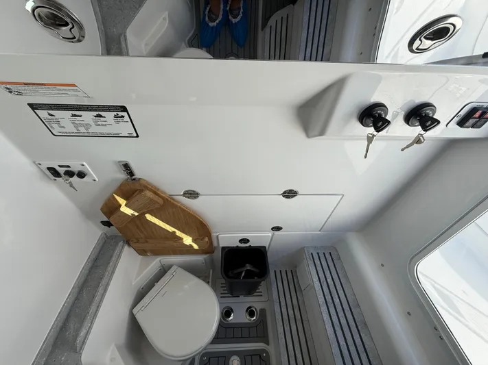  Yacht Photos Pics 2026 EVERGLADES 315 CC - Image 45