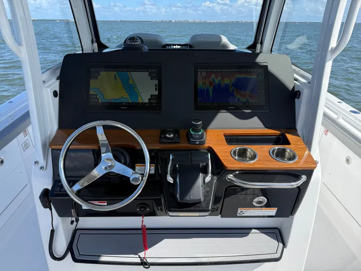  Yacht Photos Pics 2026 EVERGLADES 315 CC - Image 11