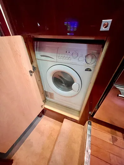 Positive Vibes Yacht Photos Pics 2008 Sea Ray 55 Sundancer   POSITIVE VIBES  Laundry