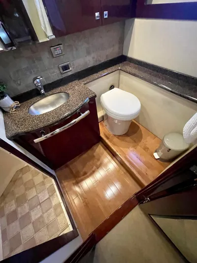 Positive Vibes Yacht Photos Pics 2008 Sea Ray 55 Sundancer   POSITIVE VIBES  Master Head (3)