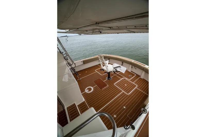  Yacht Photos Pics 1984 Hatteras 52 Convertible yacht deck with fishing chair and ocean view.