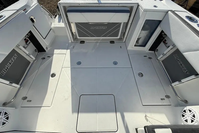  Yacht Photos Pics 2019 Blackfin 272 DC boat deck with storage compartments and seating.