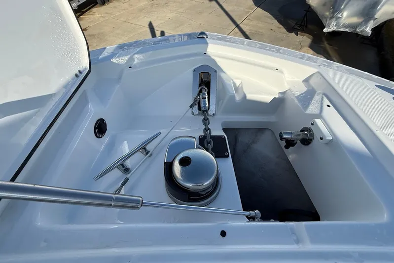  Yacht Photos Pics 2019 Blackfin 272 DC boat anchor compartment with chain and cleat.
