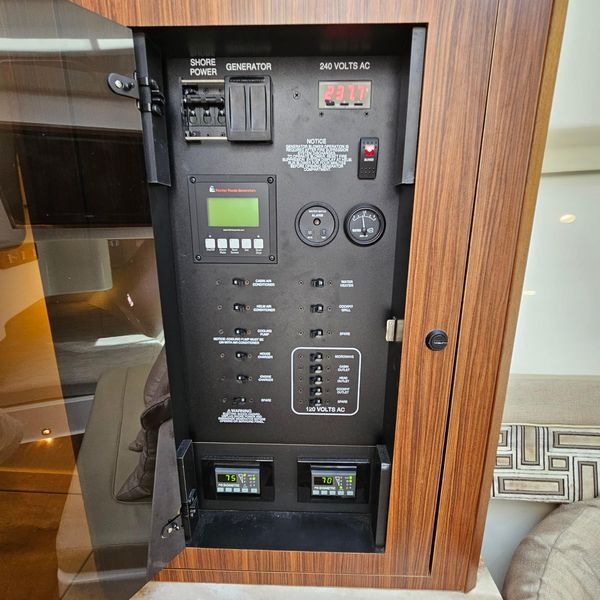 2021 Pursuit DC 365 Dual Console