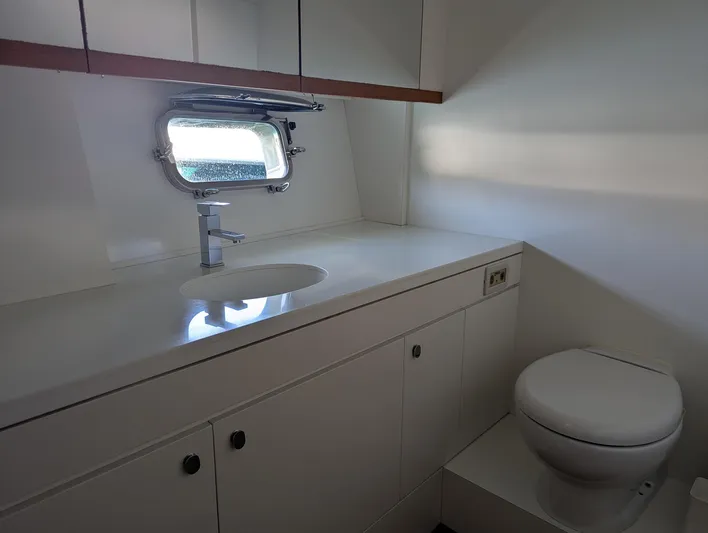 Mytoy Yacht Photos Pics Toy Tender 47 master bathroom