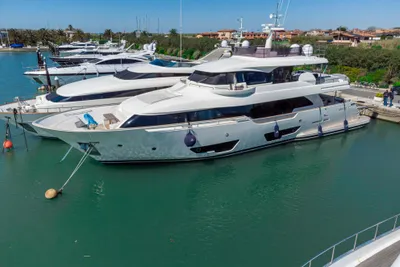2016 Custom Line Navetta 28