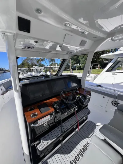  Yacht Photos Pics 2024 Everglades 395 Cc - Image 11