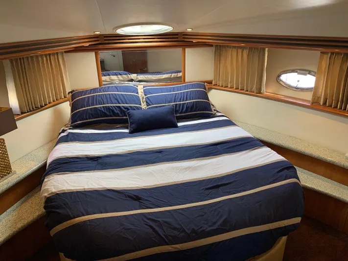  Yacht Photos Pics Luxurious bedroom interior of 2002 Carver 450 Voyager Pilothouse yacht.